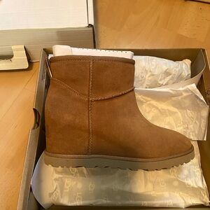 UGG “Classic Femme Mini”